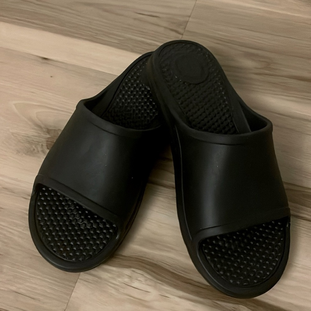 New without box Totes Men’s sandals. Size 11.